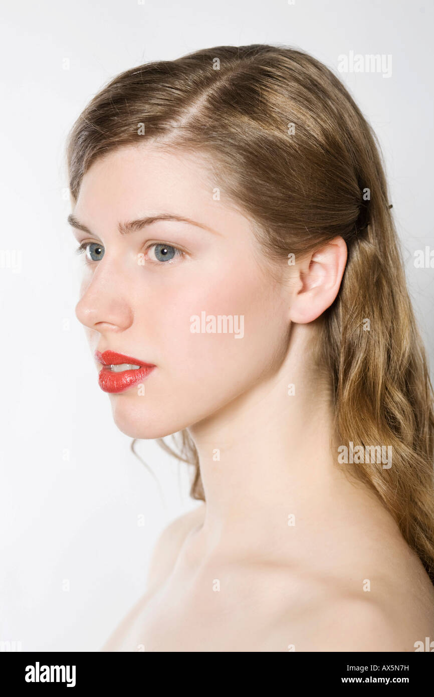 Porträt der jungen Frau mit rotem Lippenstift Stockfoto