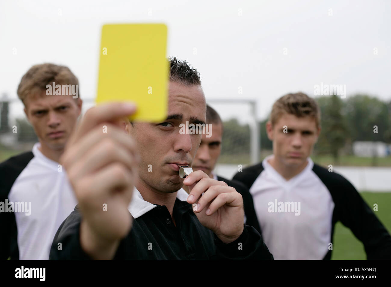 Schiedsrichter die gelbe Karte zeigen Stockfoto Schiedsrichter die gelbe Karte zeigen Stockfoto