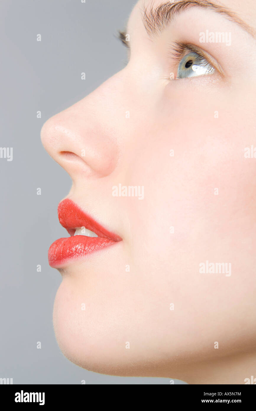 Nahaufnahme der jungen Frau ins Gesicht, Profil, rote Lippen Stockfoto