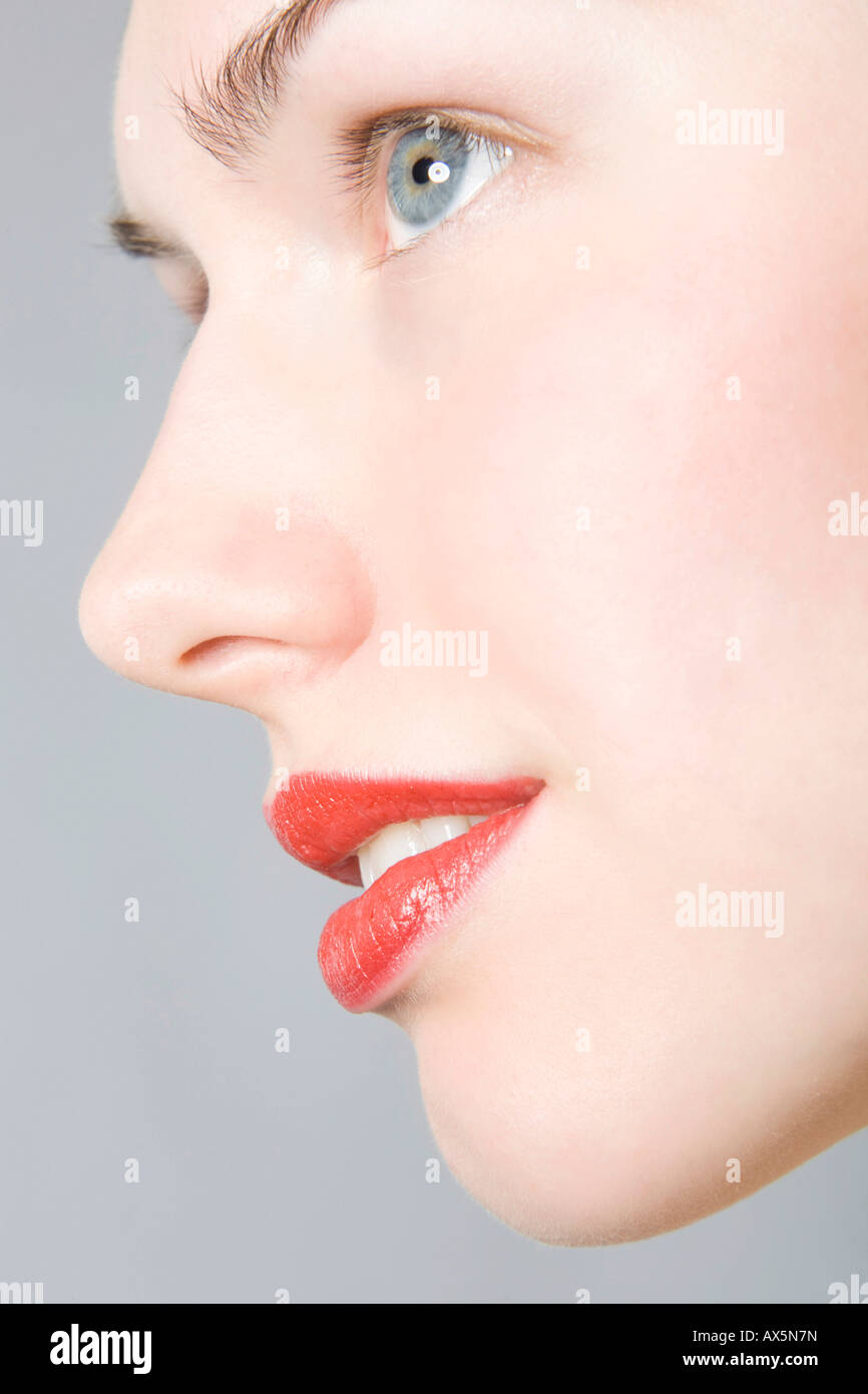 Nahaufnahme der jungen Frau ins Gesicht, Profil, rote Lippen Stockfoto