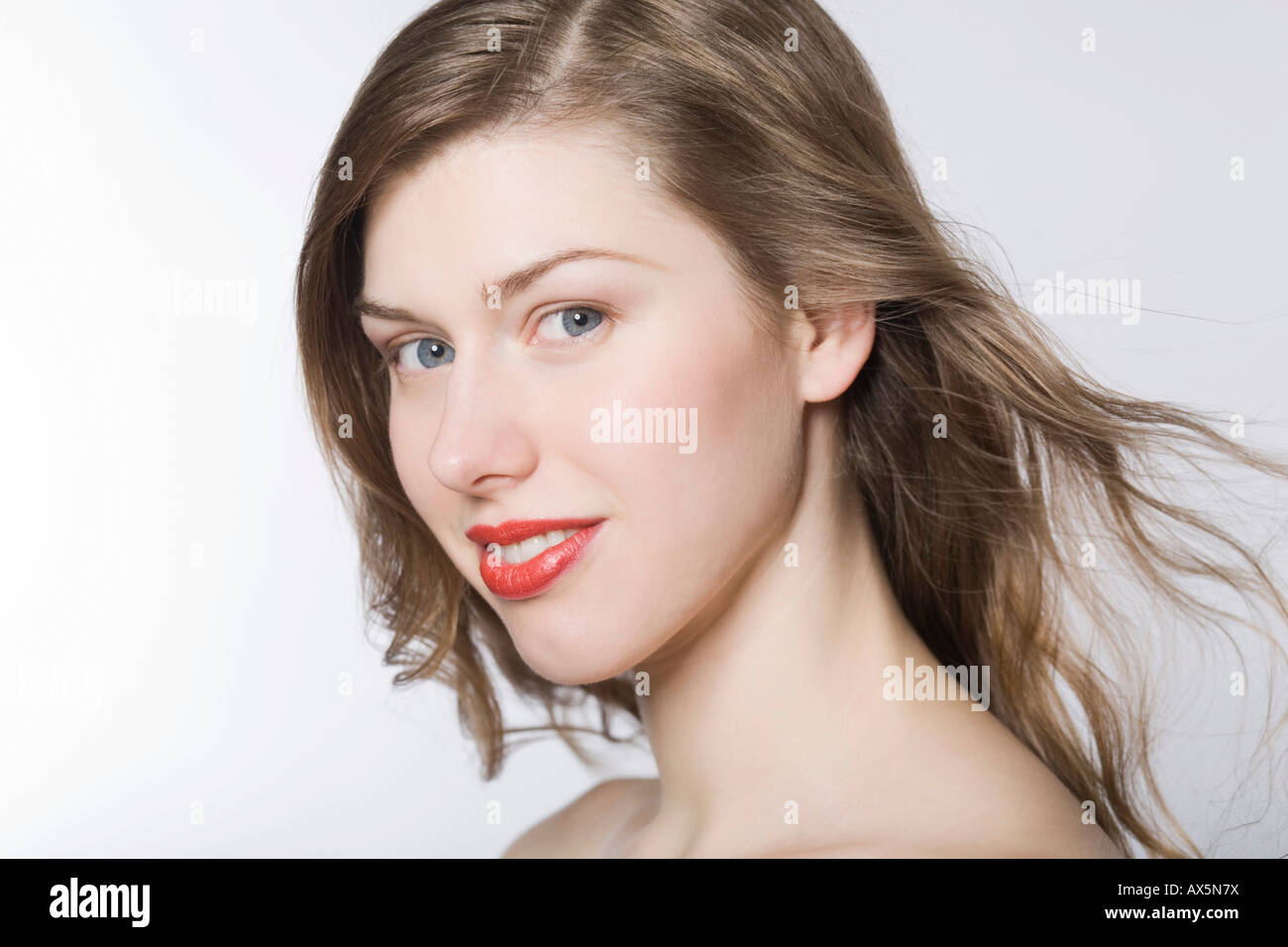Porträt einer jungen Frau, ihr Haar fließt Stockfoto