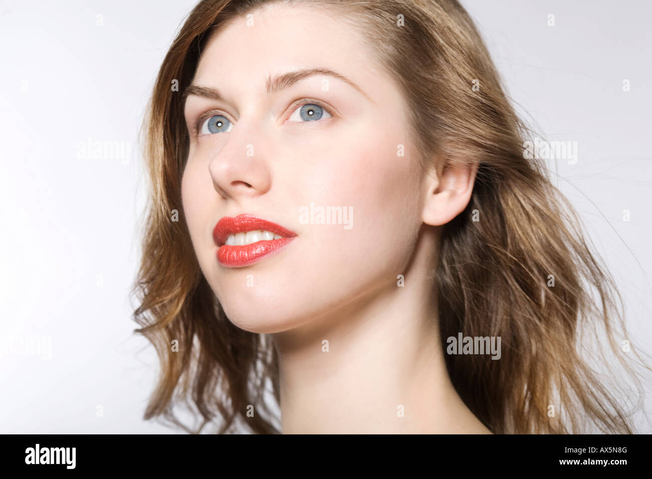 Porträt einer jungen Frau, ihr Haar fließt Stockfoto