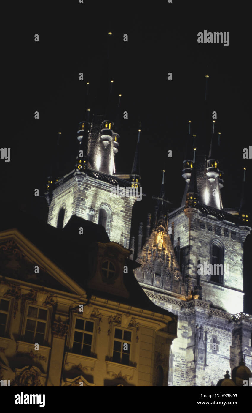 Prag, Tschechische Republik; Nachtaufnahme von der Kirche der Gottesmutter vor Tyn auf dem Altstädter Ring (Stare Mesto). Stockfoto