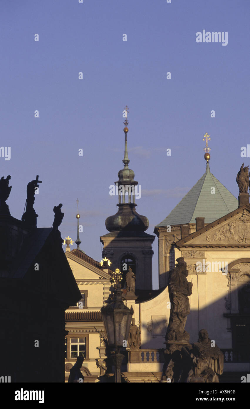 Prag, Tschechische Republik. Statuen-Dächer und Türme und Gebäude in der Altstadt. Stockfoto