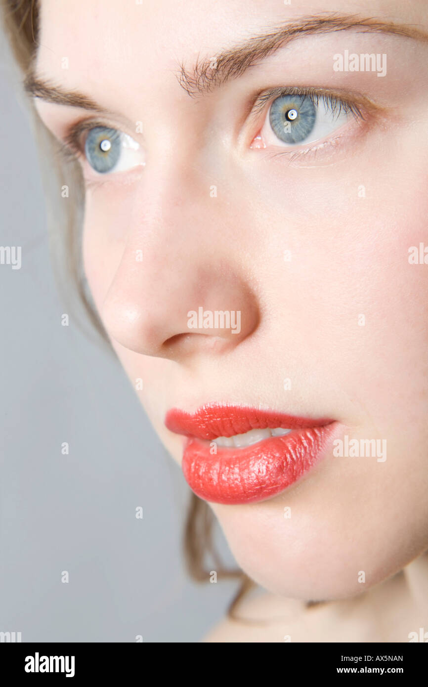 Porträt der Frau trägt roten Lippenstift Stockfoto