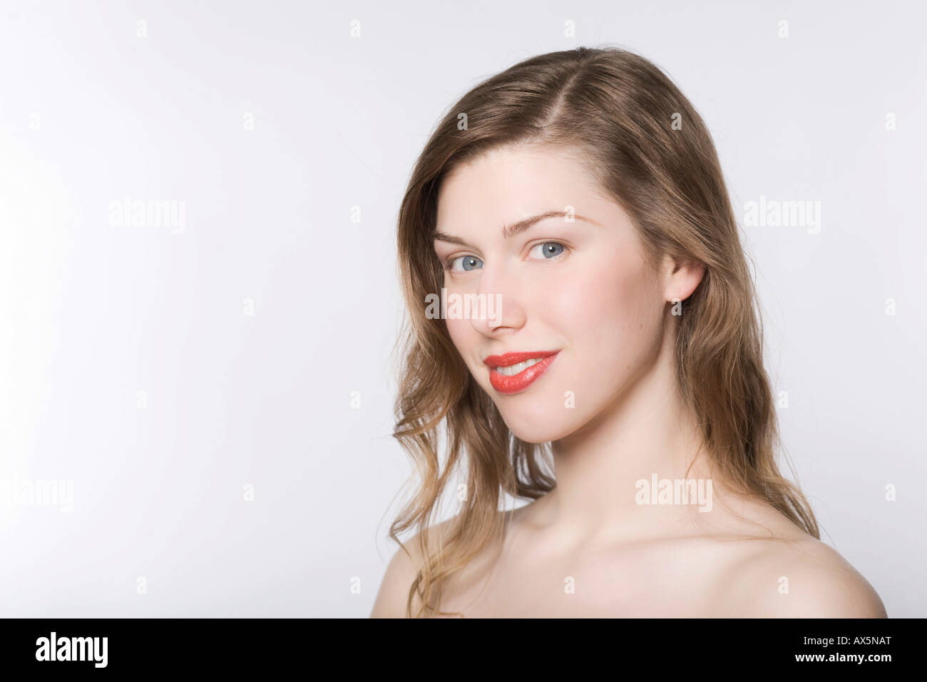 Porträt einer jungen Frau mit rotem Lippenstift Stockfoto