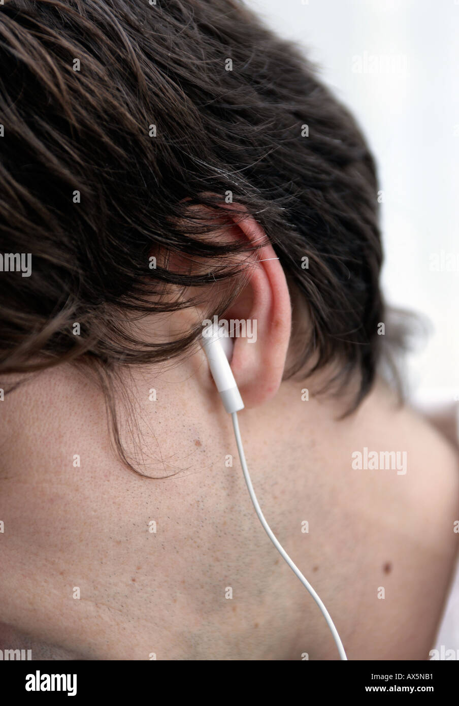 Ein Mann Musik über Kopfhörer hören Stockfoto