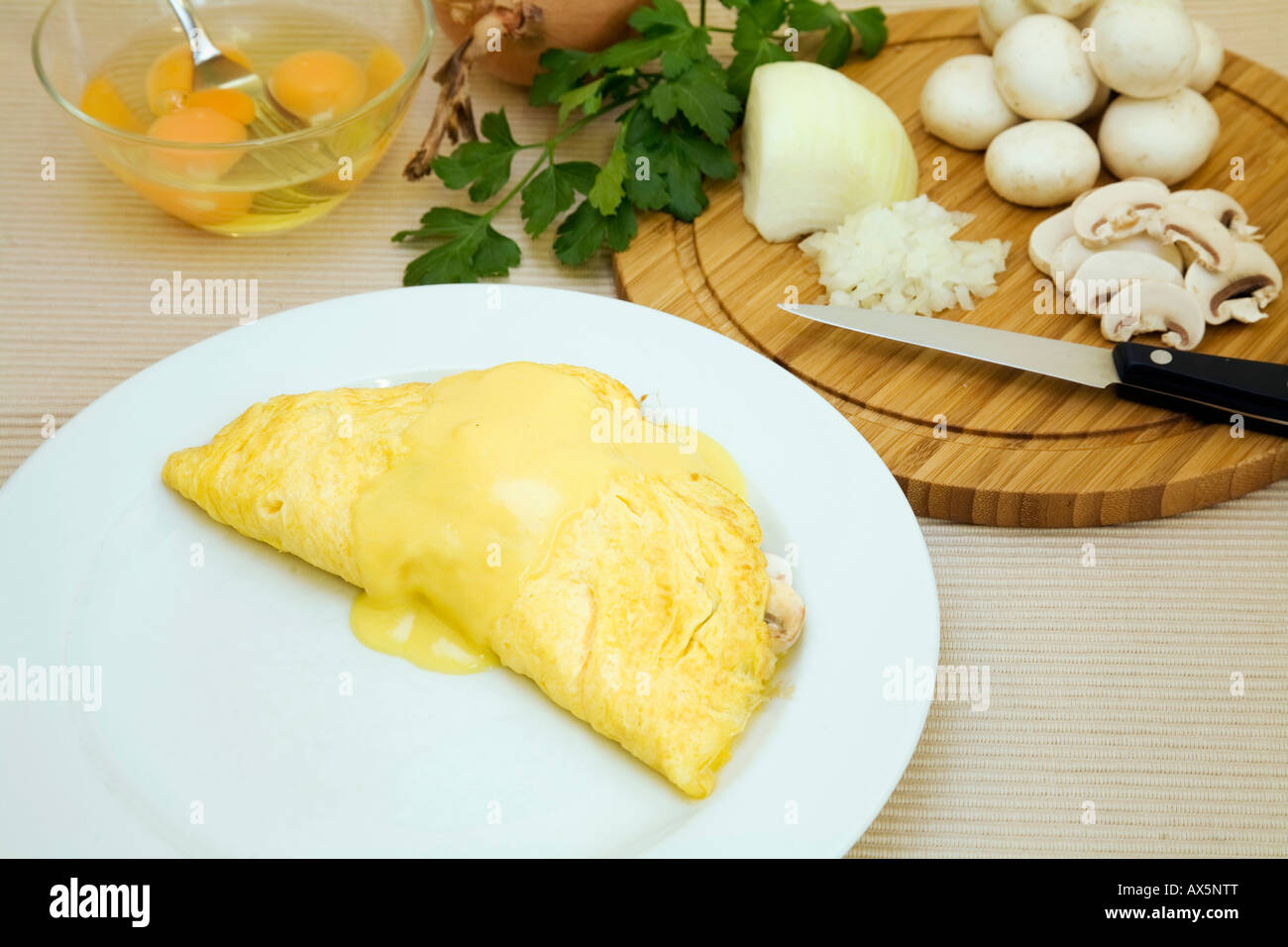 Pilz-Omelette mit Sauce Hollandaise, Zutaten im Hintergrund Stockfoto