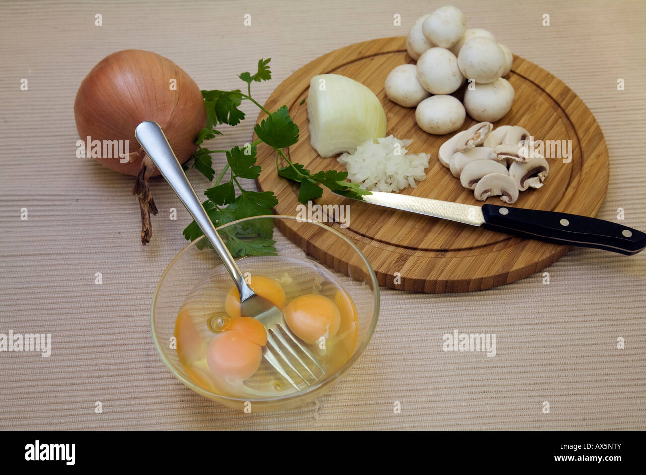 Zutaten für einen Pilz omelette Stockfoto