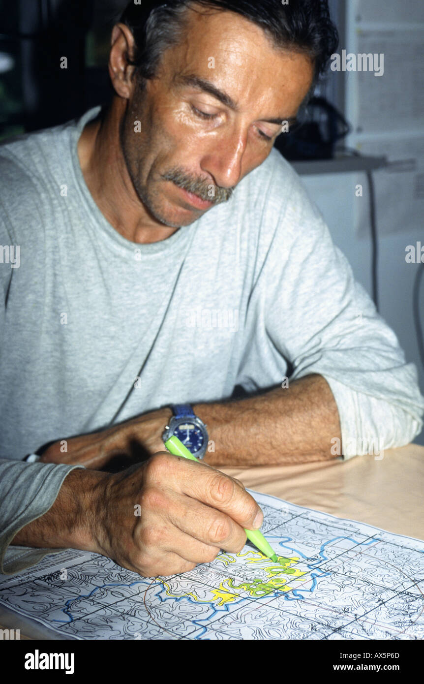 Makande, Gabun. Dany Cleyet Marrel Färbung eine Reliefkarte. Stockfoto