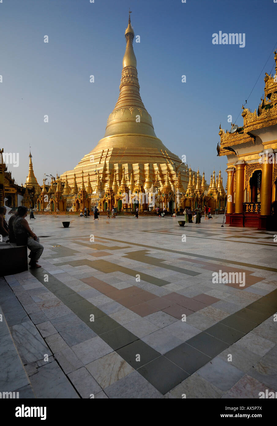 Shwedagon-Pagode in weiche Morgenlicht, Yangon (Rangoon), Myanmar (Burma), Südost-Asien Stockfoto