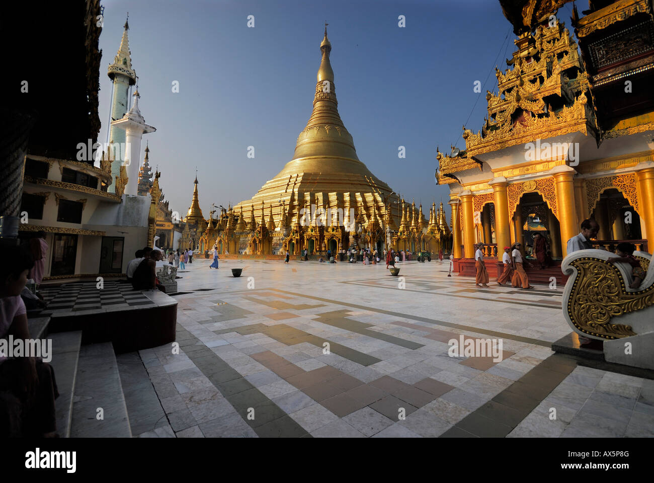 Shwedagon-Pagode mit Vorplatz im Morgenlicht, Yangon (Rangoon), Myanmar (Burma), Südost-Asien Stockfoto