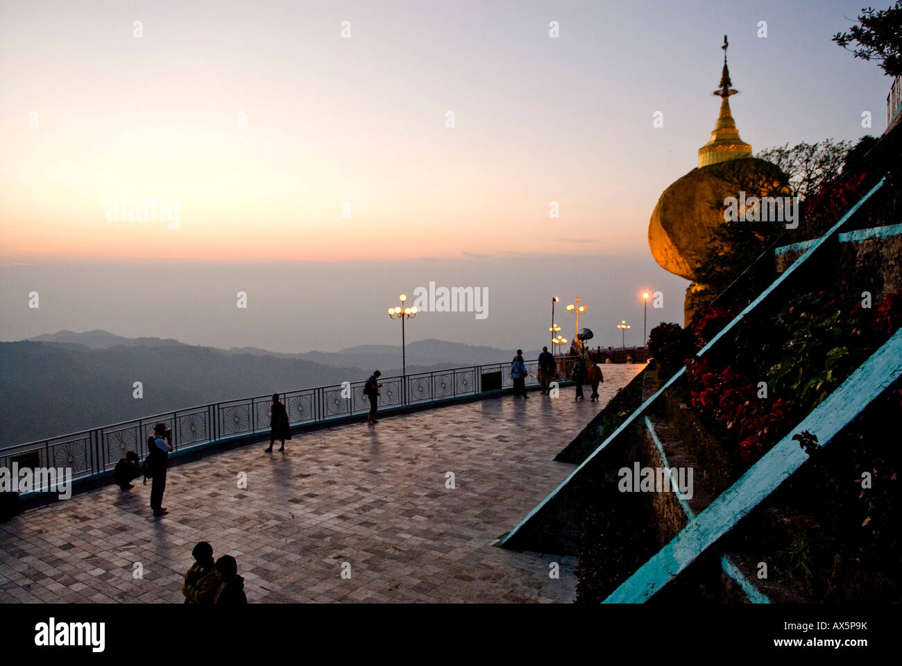 Golden Rock und Stupa bei Sonnenuntergang, Kyaikhtiyo, Myanmar (Burma), Südost-Asien Stockfoto