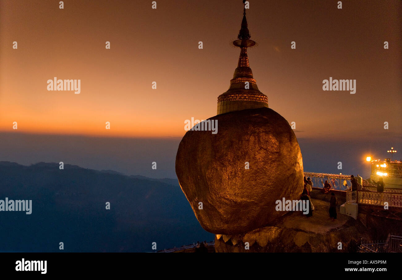 Golden Rock und Stupa bei Sonnenuntergang, Kyaikhtiyo, Myanmar (Burma), Südost-Asien Stockfoto