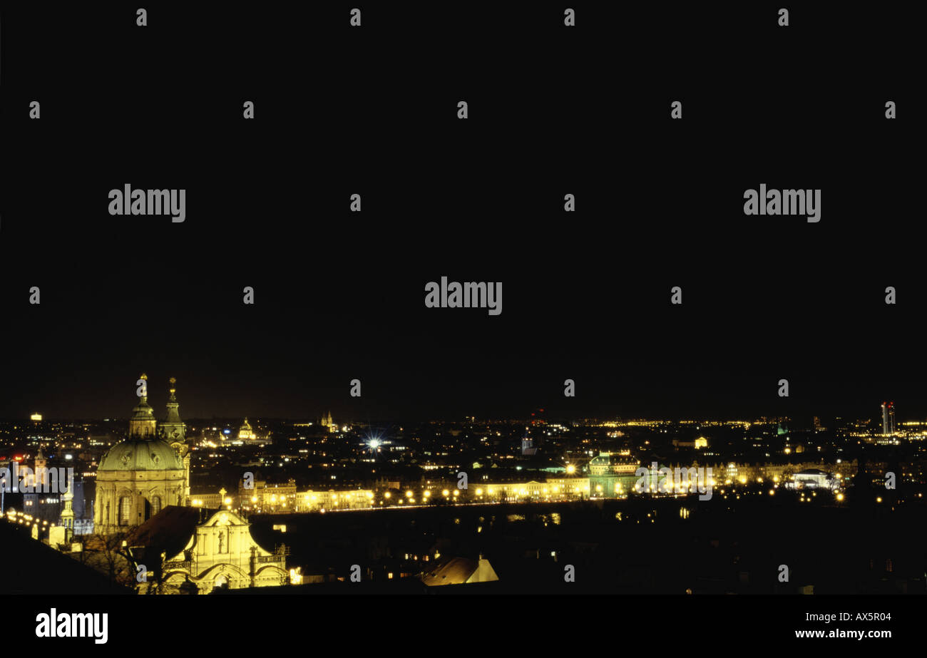 Prag, Tschechische Republik. Die beleuchtete Stadt bei Nacht. Stockfoto