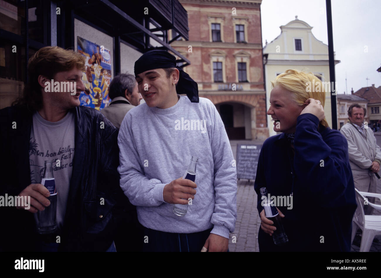 Prag, Tschechische Republik. Drei junge Erwachsene, Soda-Club aus Flaschen trinken und Lachen auf der Straße. Stockfoto