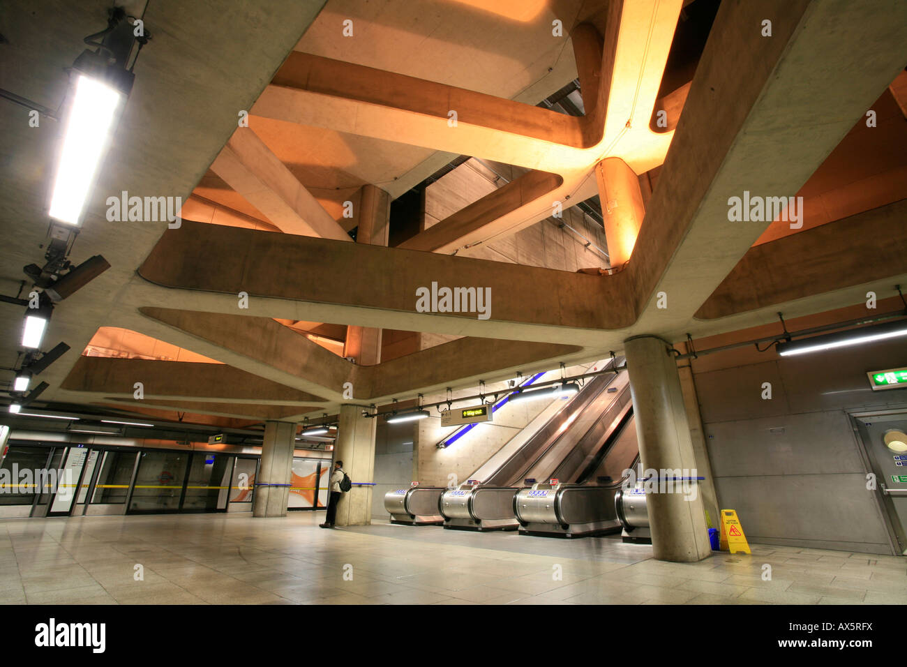 Architektur und Fahrtreppen in Bermondsey u-Bahn Station, London, England, UK, Europa Stockfoto