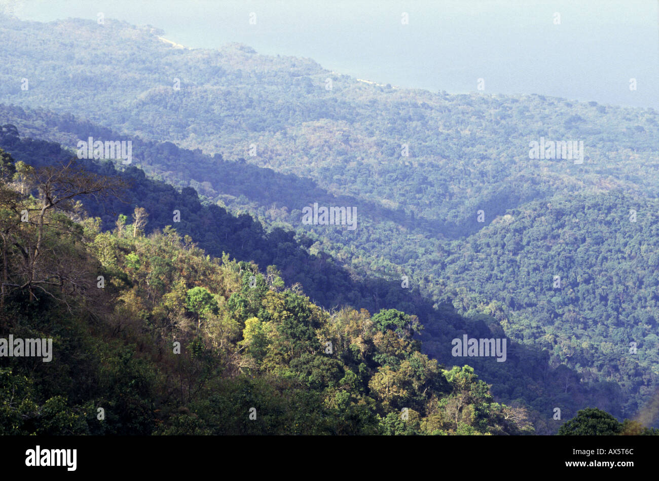 Mahale, Tansania, Afrika. Sehen Sie unten die bewaldeten Bergkette zum Tanganjikasee. Stockfoto