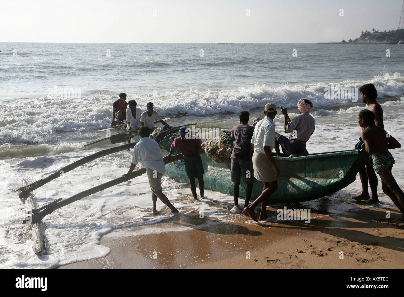 Angelboot/Fischerboot am Strand, Tangalle, Sri Lanka, Asien Stockfoto