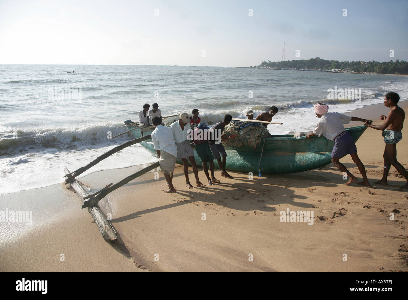 Angelboot/Fischerboot am Strand, Tangalle, Sri Lanka, Asien Stockfoto