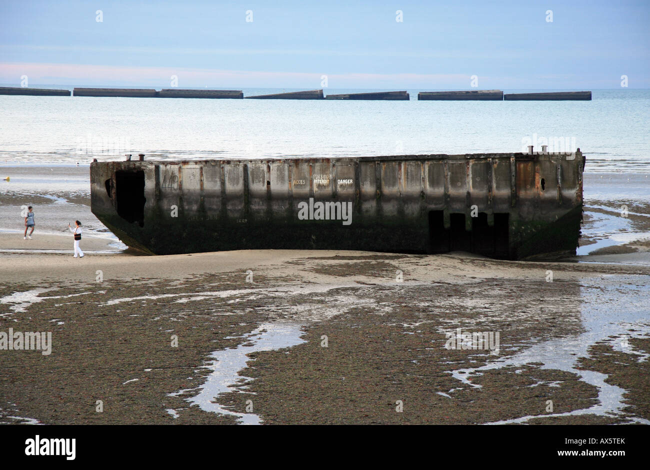 Spud Pier vom Mulberry Hafen am Gold-Strand von Arromanches, Normandie. Stockfoto