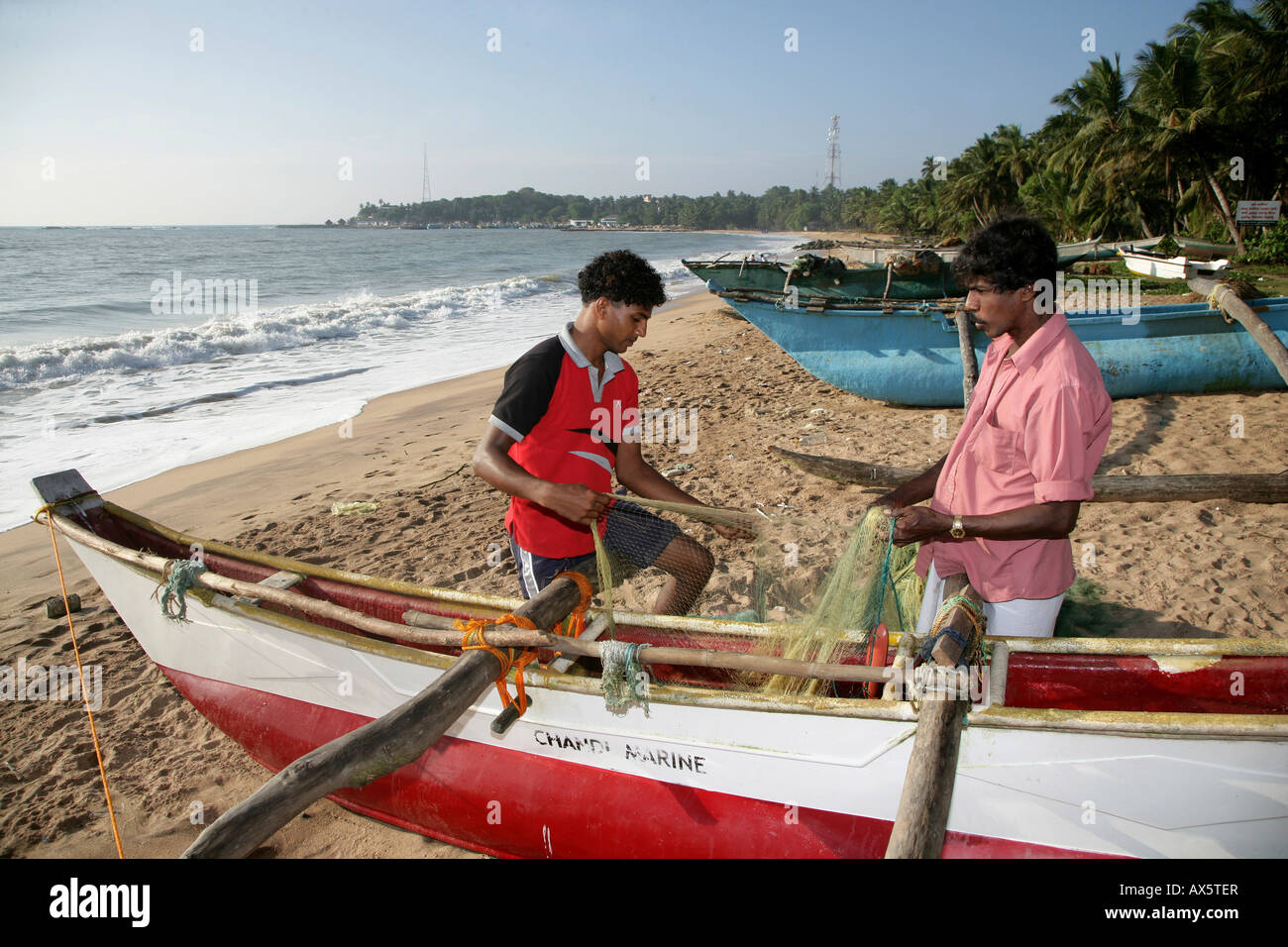 Angelboot/Fischerboot am Strand, Tangalle, Sri Lanka, Asien Stockfoto