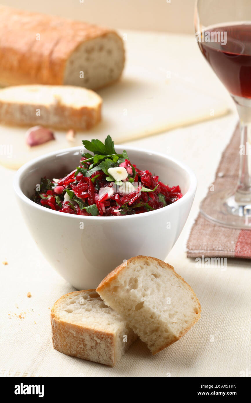 Rote Beete Salat mit Knoblauch und Petersilie Stockfoto