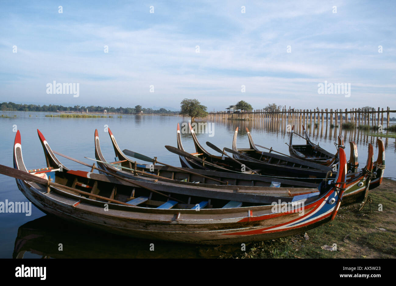 Boote an der 1,2 km langen Teak U Bein Brücke in Amarapura in der Nähe von Mandalay in Myanmar Stockfoto