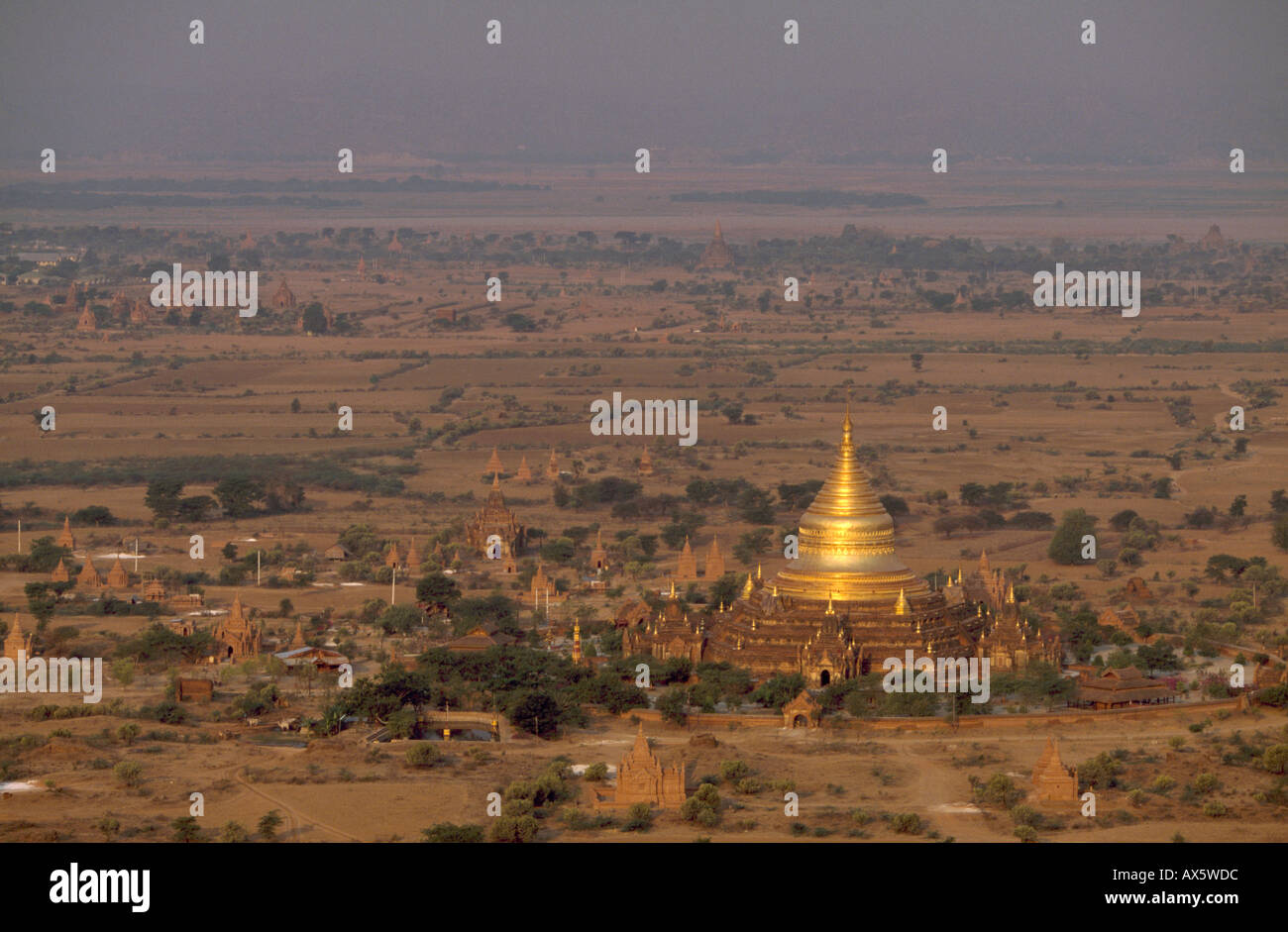 Sonnenaufgang über der Dhammayazika-Pagode (aus einem Heißluftballon betrachtet), in Bagan Myanmar Stockfoto