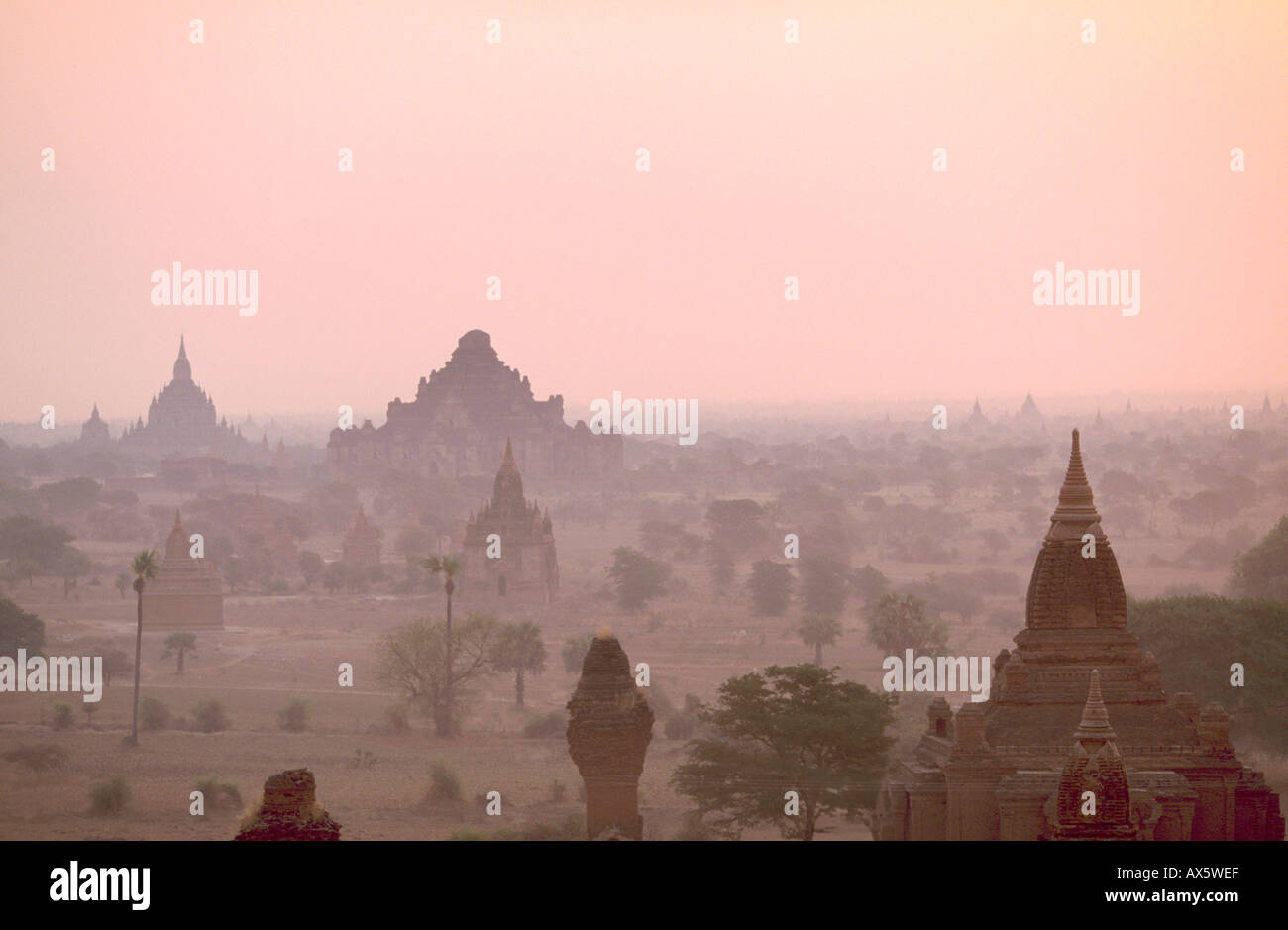 Sonnenaufgang über der Bagan-Ebene (von einem Heißluftballon gesehen), eine Fläche von 42sq km mit über 2000 Denkmäler in Bagan, Myanmar Stockfoto