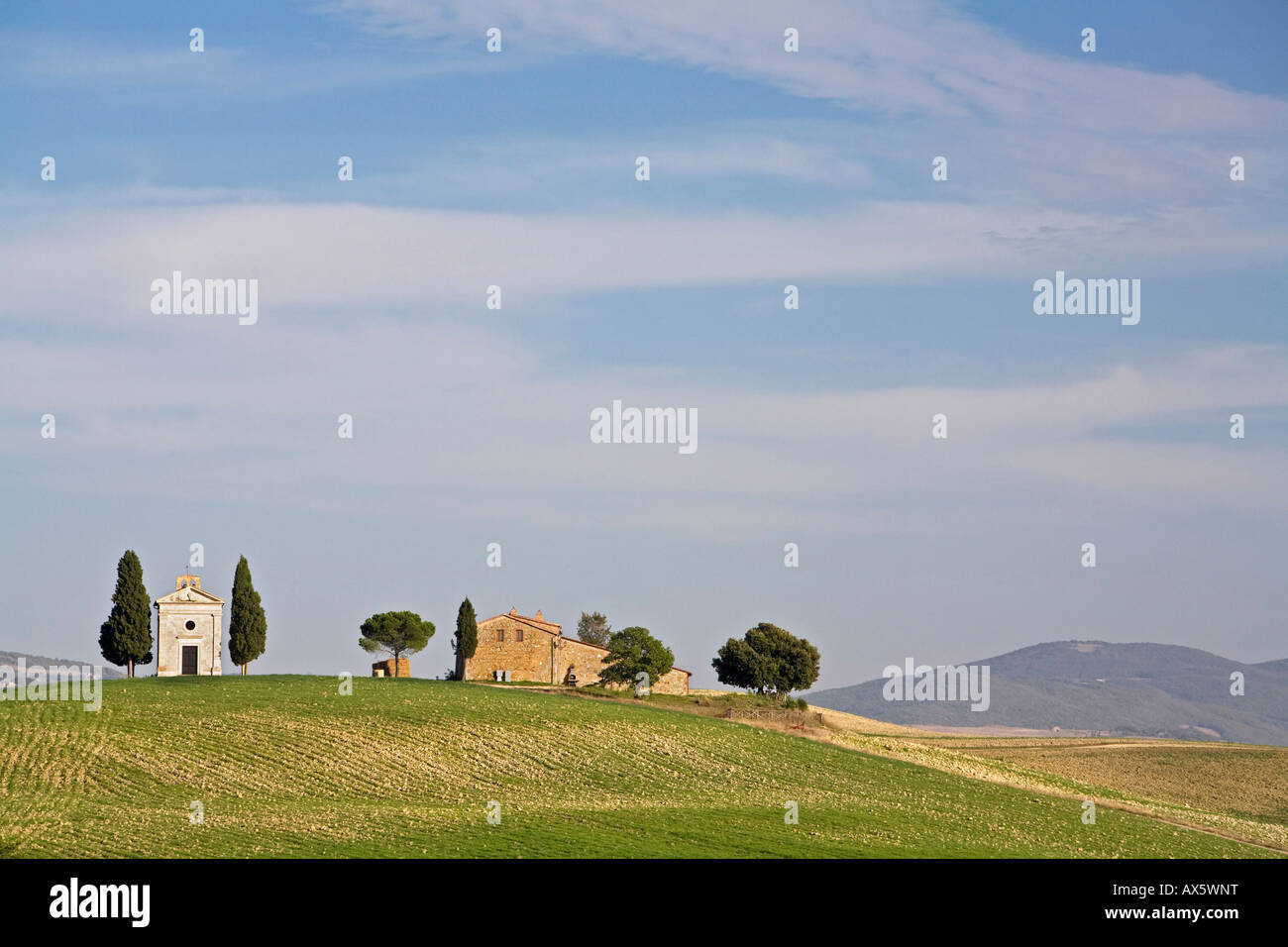 Überdimensionen Bauernhof mit eine kleine Kapelle, Kreta, Val d' Orcia, Tuscany, Italien, Europa Stockfoto