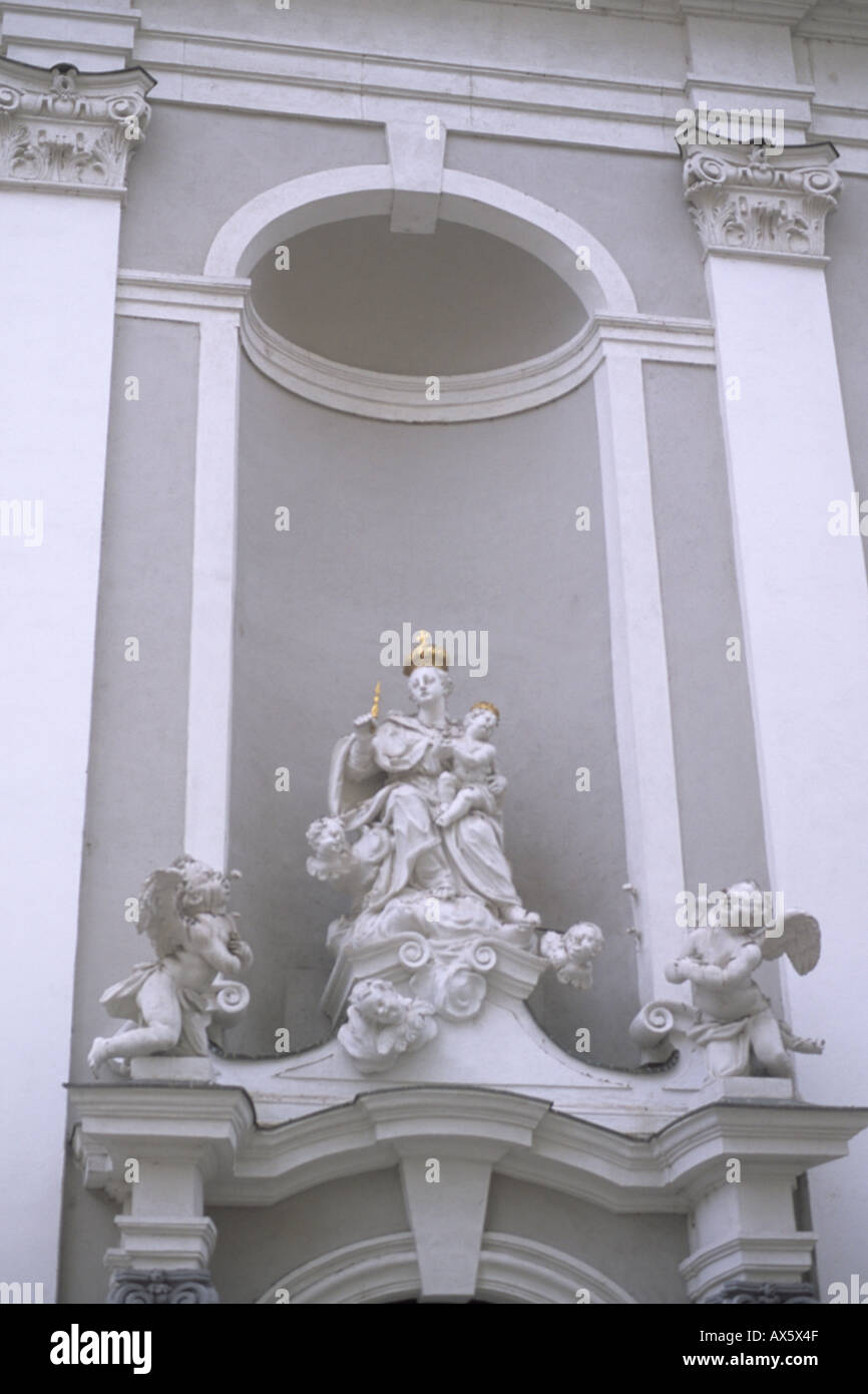 Statue am Belvarosi Szent Mihaly katholische Kirche in Budapest Ungarn Stockfoto