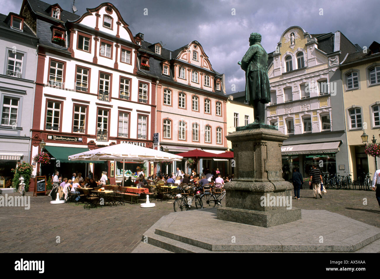 Deutschland-Koblenz-Altstadt mit Gebäuden Cafés und Statue von Johannes ...