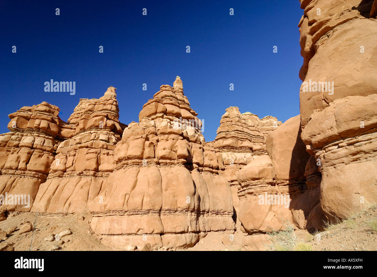 Sandstein-Formationen entlang der Interstate 70 (i-70) in der Nähe von Hanksville, Utah, USA Stockfoto