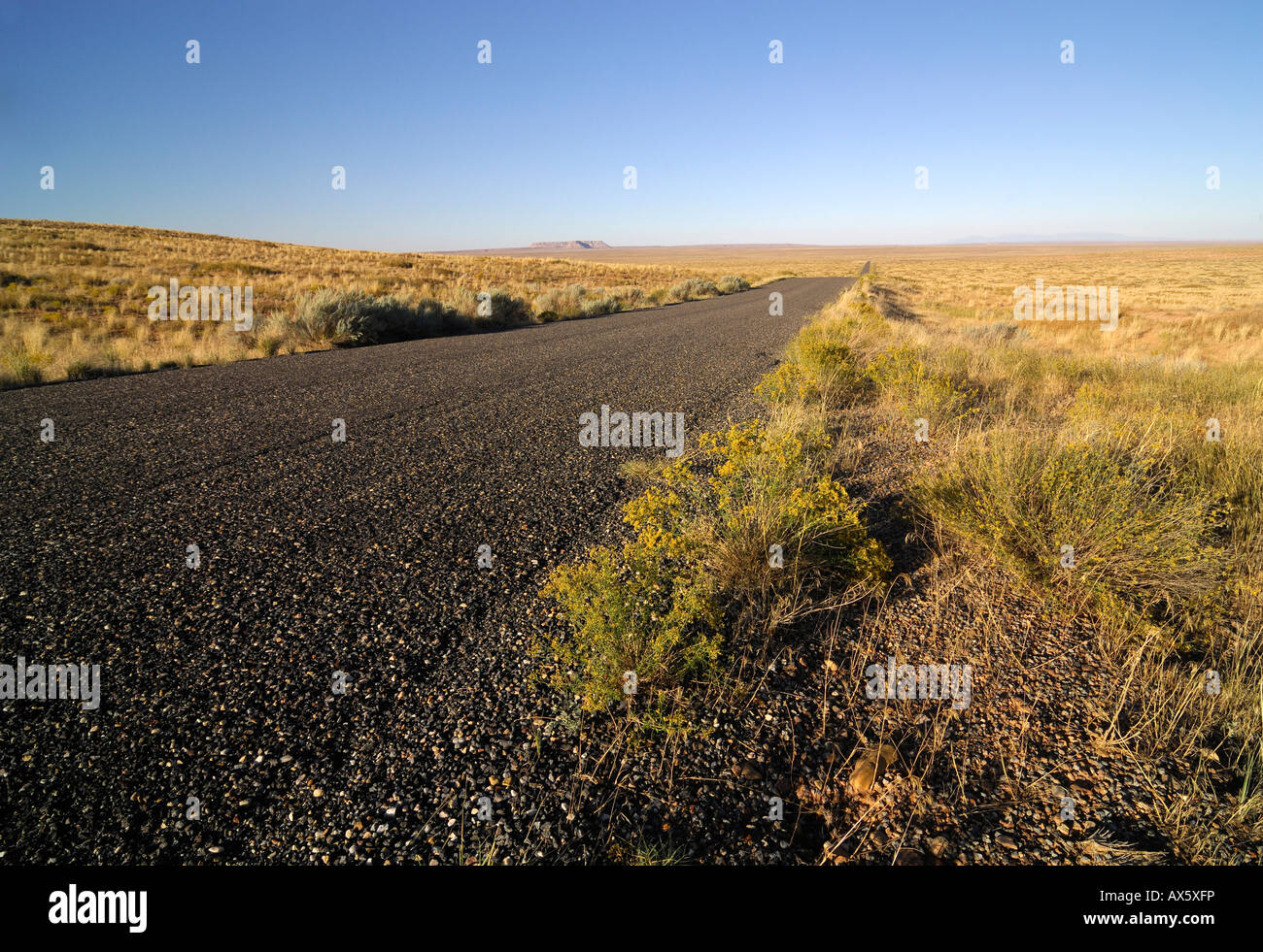 Landstraße neben der Interstate 70 (i-70) in der Nähe von Hanksville, Utah, USA Stockfoto