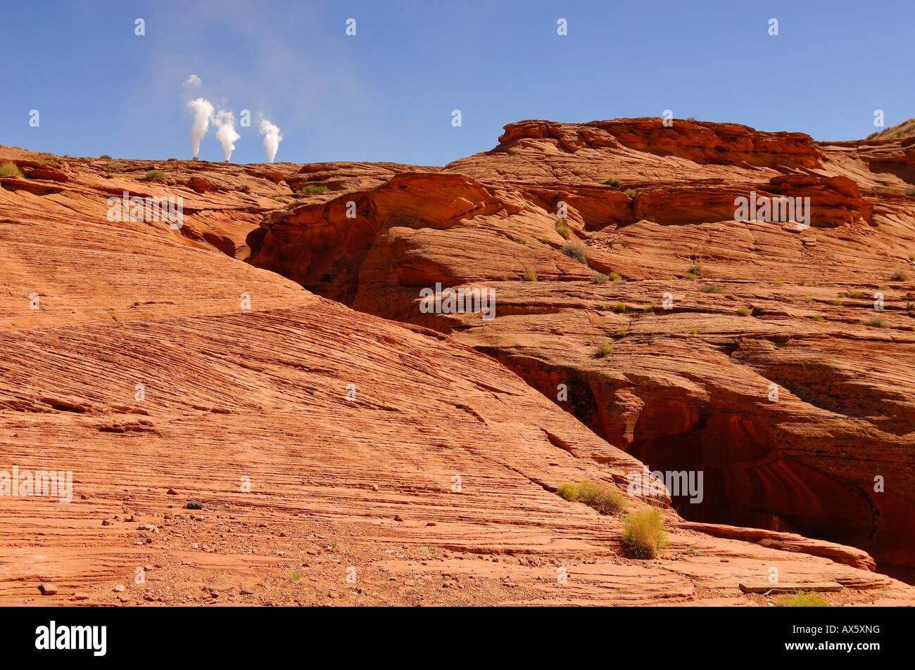 Eingang zum und beenden von Upper Antelope Canyon und Slot Canyon mit den drei Schornsteinen aus der Navajo Generating Station ich Stockfoto