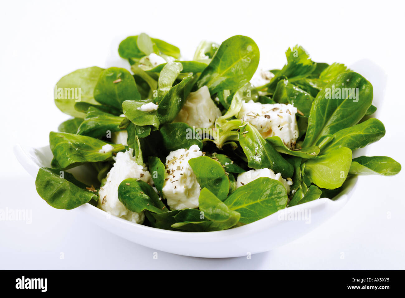 Schüssel Salat mit Feta-Käse und Gemüse, close-up Stockfoto