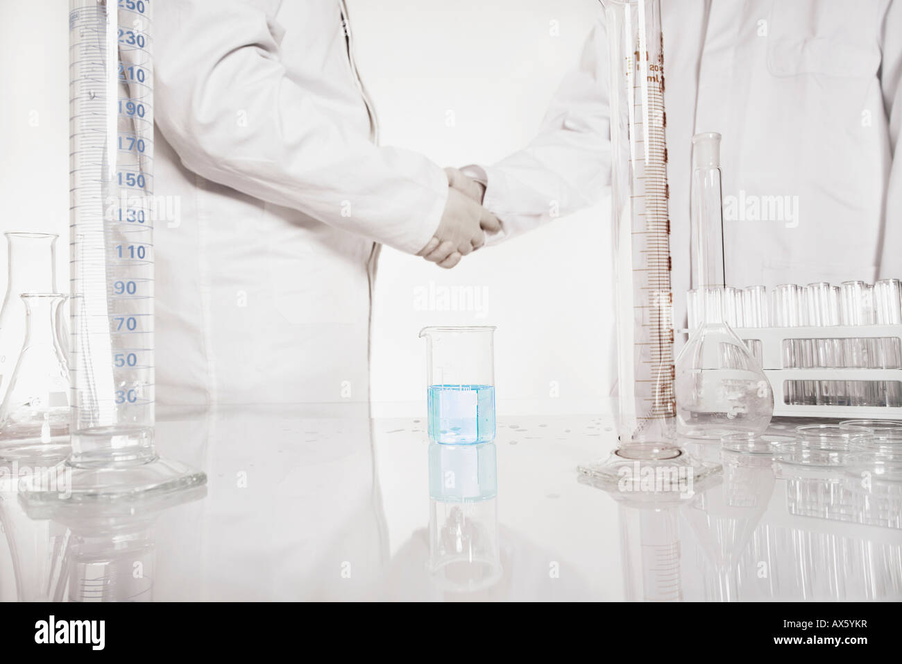 Chemiker, gratulieren einander auf ein gelungenes experiment Stockfoto