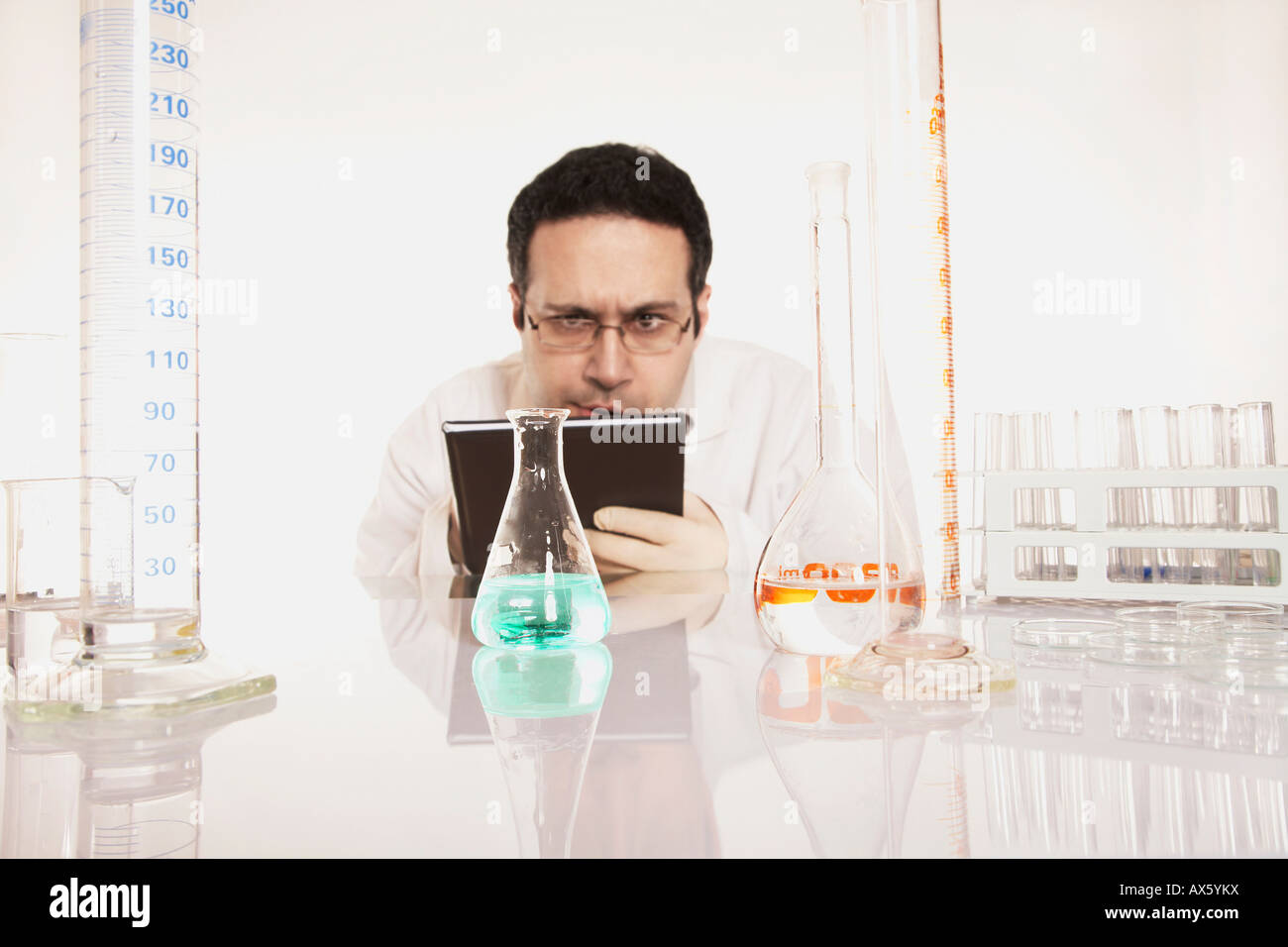 Chemiker, die Durchführung eines Experiments, prüfen die Ergebnisse Stockfoto