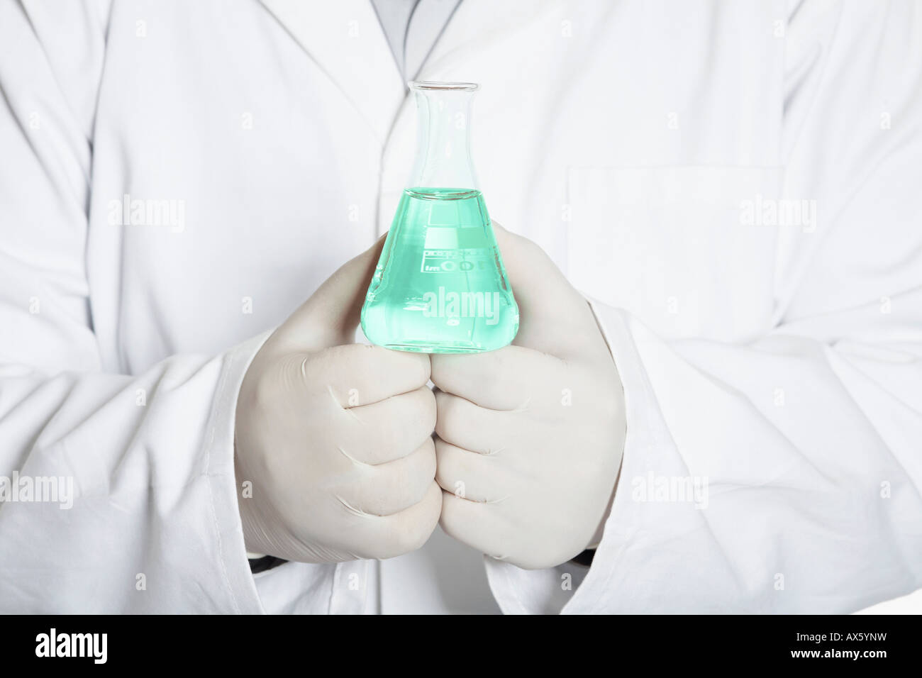 Chemiker mit volumetrischen Kolben mit flüssiger Substanz gefüllt Stockfoto