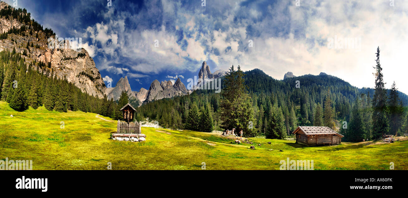 Panoramic erschossen: idyllische Landschaften, Wegkreuz und Almhütte, San Cyprian, Stufen, Bolzano-Bozen, Italien, Europa Stockfoto