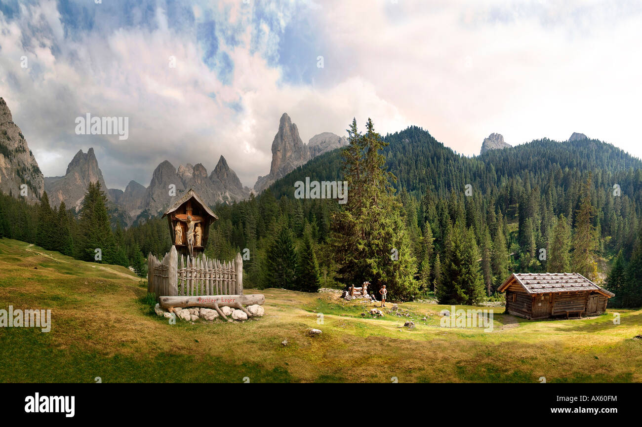 Panoramic erschossen: idyllische Landschaften, Wegkreuz und Almhütte, San Cyprian, Stufen, Bolzano-Bozen, Italien, Europa Stockfoto