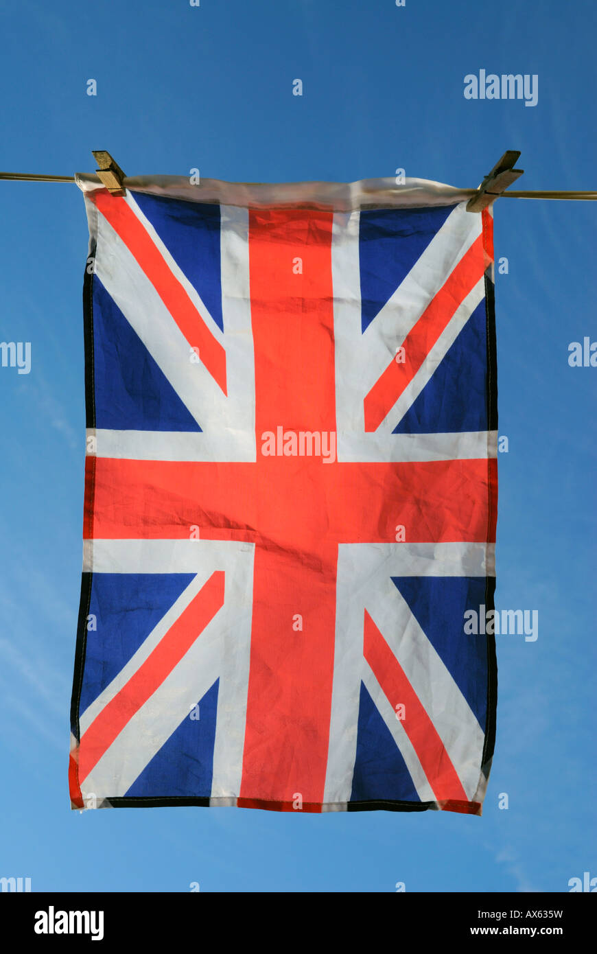 Union Jack-Flagge an eine Wäscheleine hängen. Stockfoto