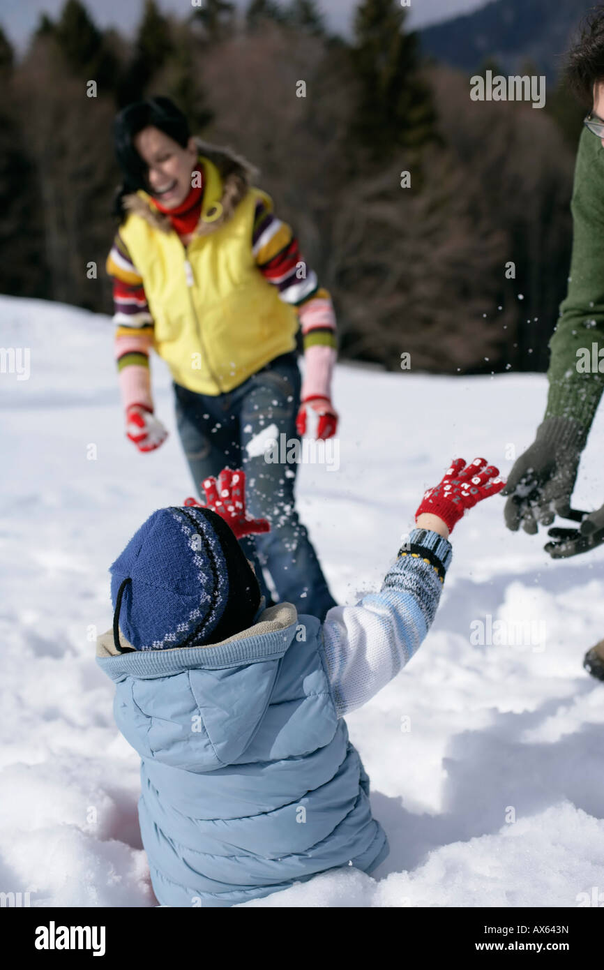 Familie mit einer Schneeballschlacht Stockfoto