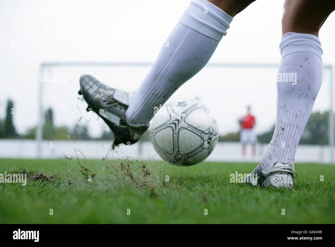 Fussball-Spieler Fußball kicken Stockfoto