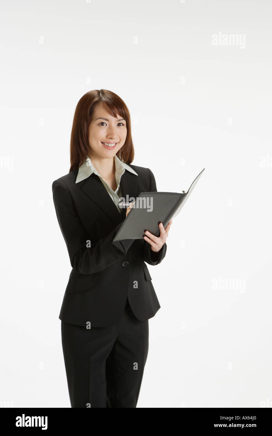 Fröhlich Executive holding eine Datei Porträt Stockfoto