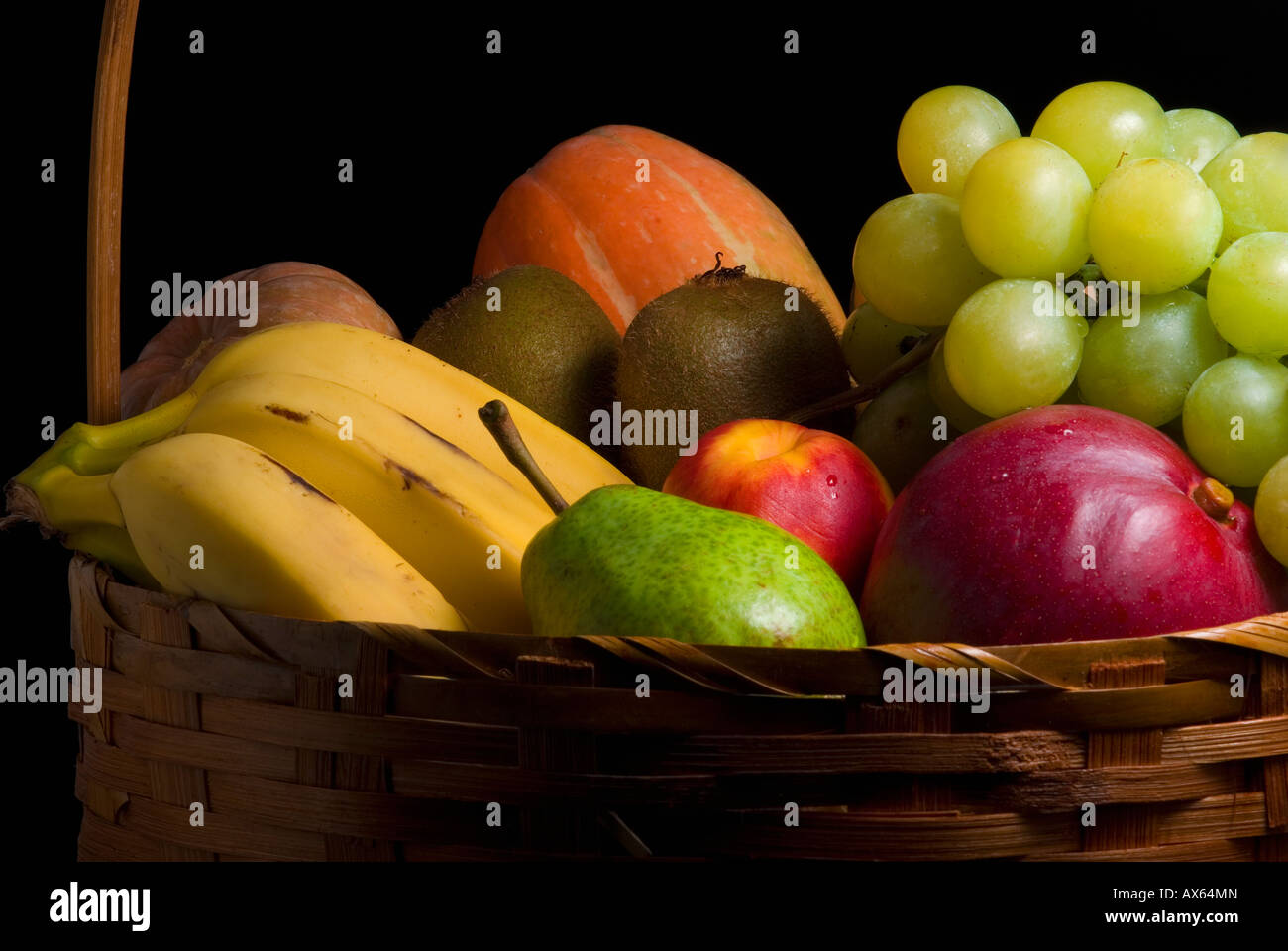 Korb mit Früchten Stockfoto