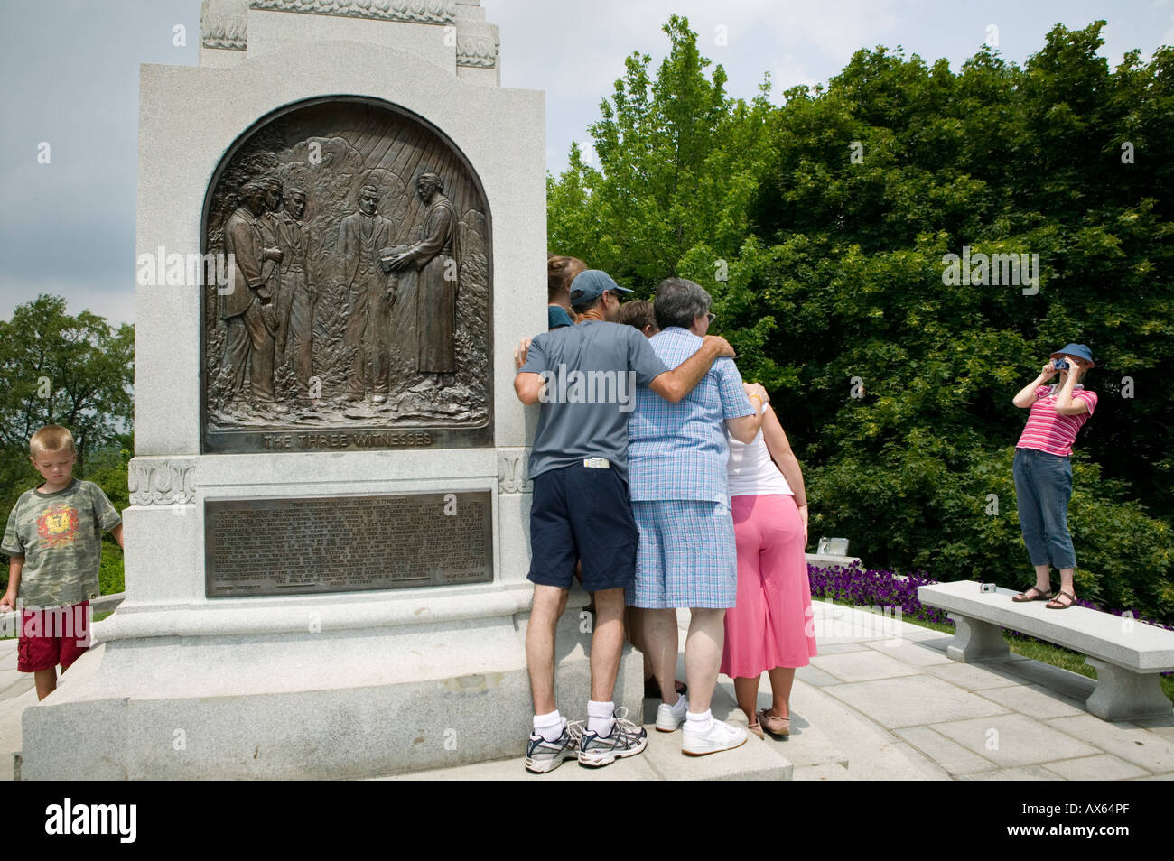 Mormon Touristen strömen in Angel Moroni-Statue am Hügel Cumorah Palmyra New York Stockfoto