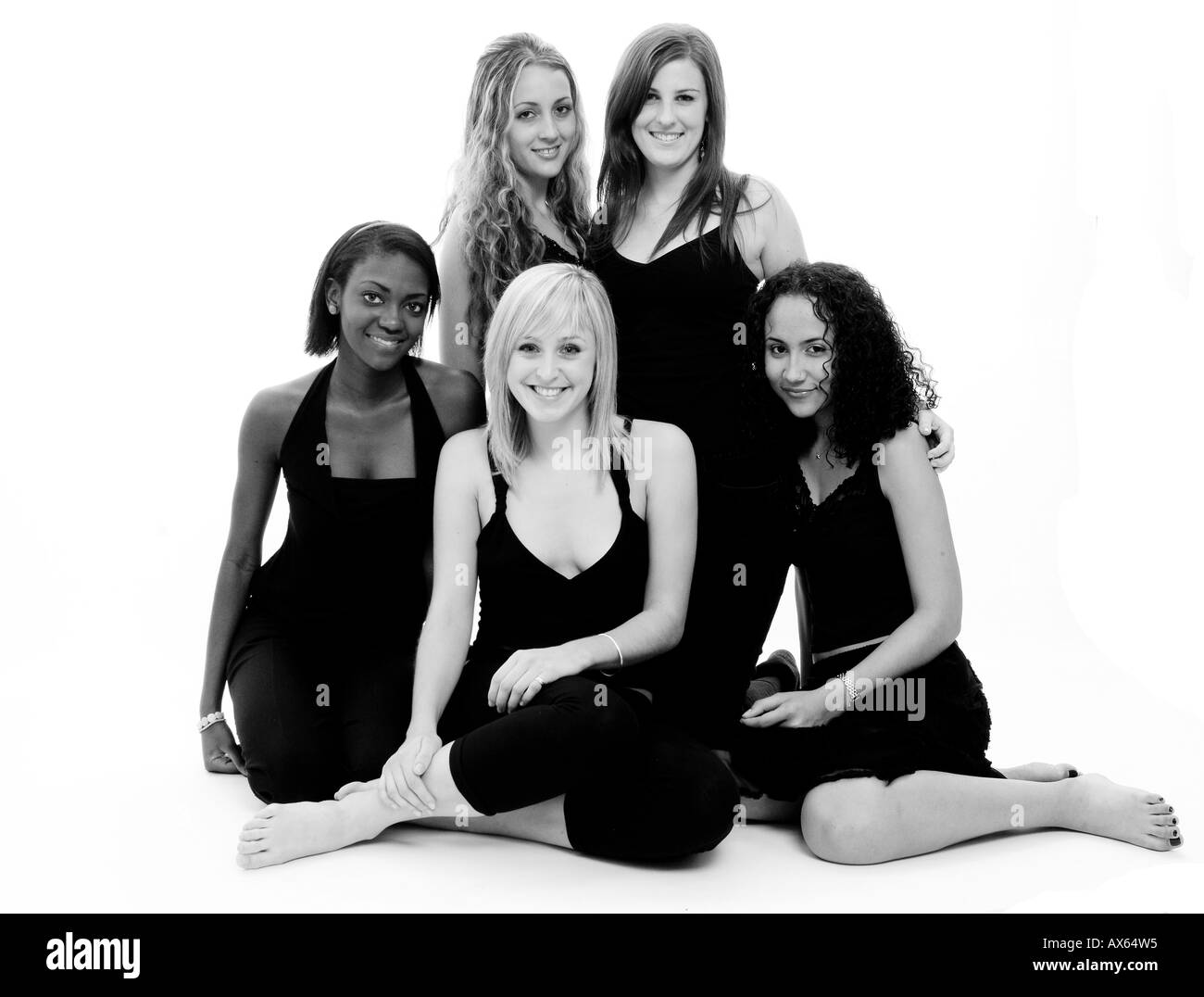 Ein Gruppenbild von fünf hübschen jungen Frauen in schwarz und weiß Stockfoto