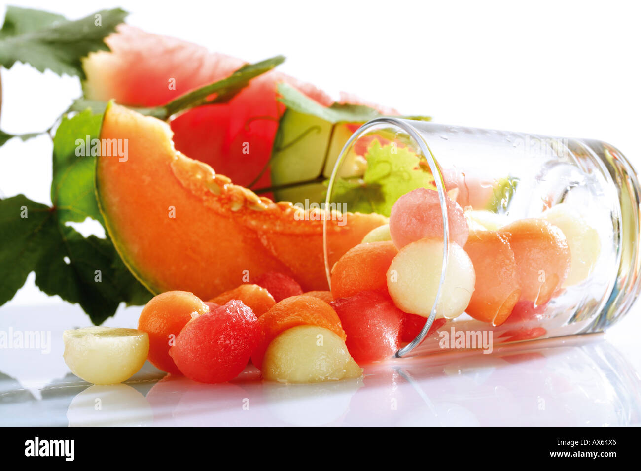 Melonenkugeln in liegender Glas Stockfoto